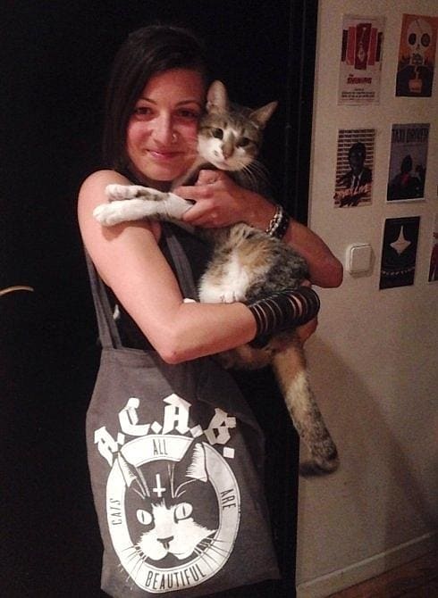 Belén Lobeto, con el bolso de la sanción y su gato 'Xuacu'.