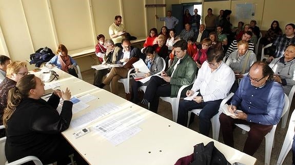 Asamblea con los vecinos de Jove, la pasada semana.