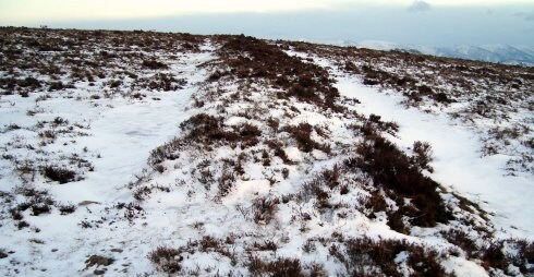 Talud y foso nevados del territorio ocupado hace 21 siglos por el campamento romano de Mayopán, en Allande. 