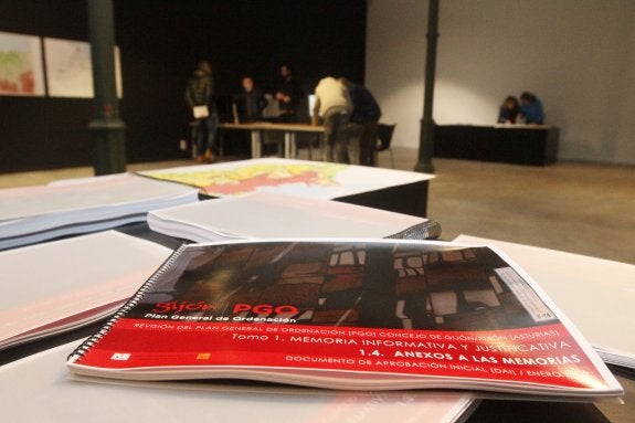 Uno de los tomos que conforman el PGO, durante su exposición en el Museo del Ferrocarril. 