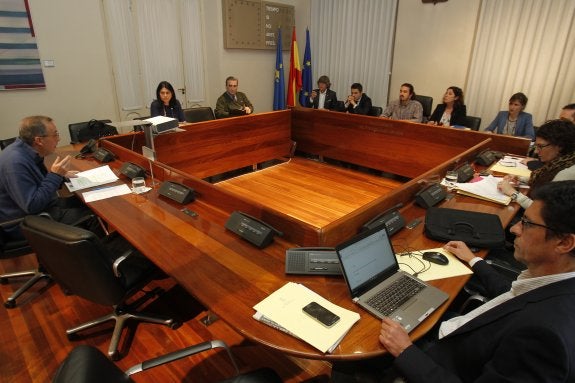 Primera sesión de la comisión sobre las listas de espera. 