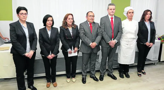 De izquierda a derecha, Ángela Urbano, Carmen Rodríguez, María José Arias, Carlos Mirto, José Antonio Rodríguez, Lucía López y María González. 