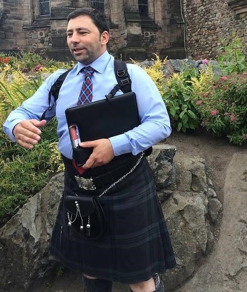 Benjamín Suárez en plena acción con su kilt en Edimburgo.