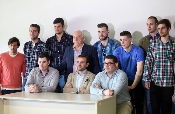 Pellitero, sentado entre el entrenador Cotelo y el presidente Juan de Álvaro, con Beret, Dorado, Río, De la Cámara, Iván Álvarez, Echarri, Adrián y Raúl Blanco, detrás. 