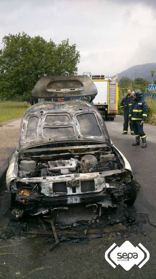 El fuego calcina por completo un coche junto a un centro comercial en Siero