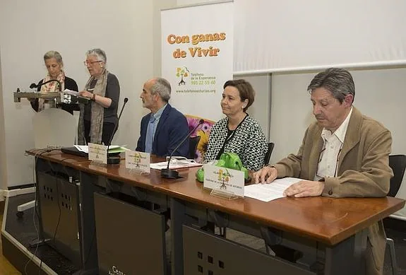 De pie, Beatriz Menéndez vicepresidenta del Teléfono de la Esperanza, y María José Pablos, la nueva responsable en Gijón. En la mesa, Miguel Rodríguez, Carmen Moriyón e Hilario Paz. 