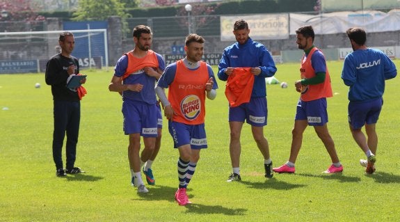 Pablo Lago toma nota ayer en el entrenamiento mientras Matías, Nacho Méndez, Dudi y Jorge Rodríguez preparan un ejercicio. 