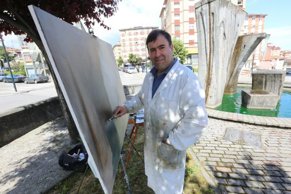 Uno de los artistas elabora su obra en la plaza de las Cuatro Estaciones. 