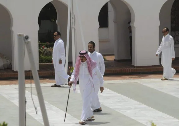 El rey Salman bin Abdelaziz en 2011 acudiendo a la mezquita del Rey Fahd en Marbella . 