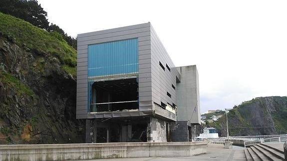 El edificio del Museo del Calamar Gigante totalmente destrozado por los actos vandálicos y los temporales.