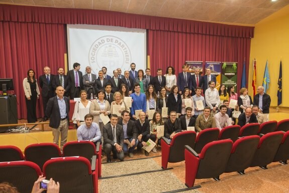 Foto de familia de los premiados junto a las autoridades académicas y los representantes de las empresas. 