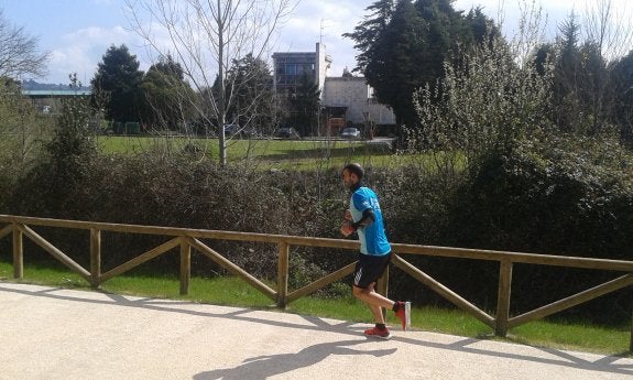 Instalaciones del Club Hípico Astur vistas desde la senda peatonal del parque fluvial. 