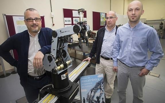 De izquierda a derecha, José Manuel Sierra, Juan Carlos Álvarez y Álvaro Noriega, profesores del Máster de Mecatrónica de la Universidad de Oviedo, junto a un brazo robótico.