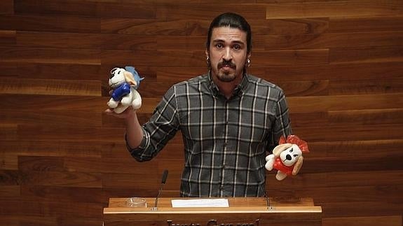 Andrés Ronbajó al estrado con dos perros de peluche en sus manos, 'Corto' y 'Circuito'.