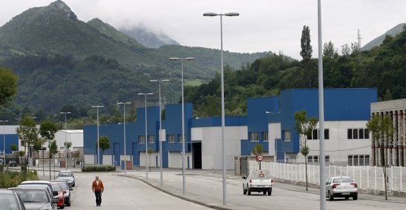 Una imagen de las naves que hoy ocupan la parcela B-16 de Olloniego. 