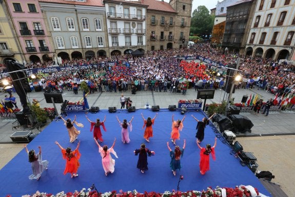 El público llenó ayer la plaza de España para recibir a las delegaciones participantes y disfrutar de una brillante ceremonia de inauguración. 