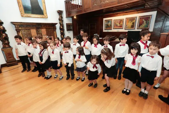 Grupo infantil de la Escuela de Música Viva Tchaikovsky que actuó en el Evaristo Valle. 