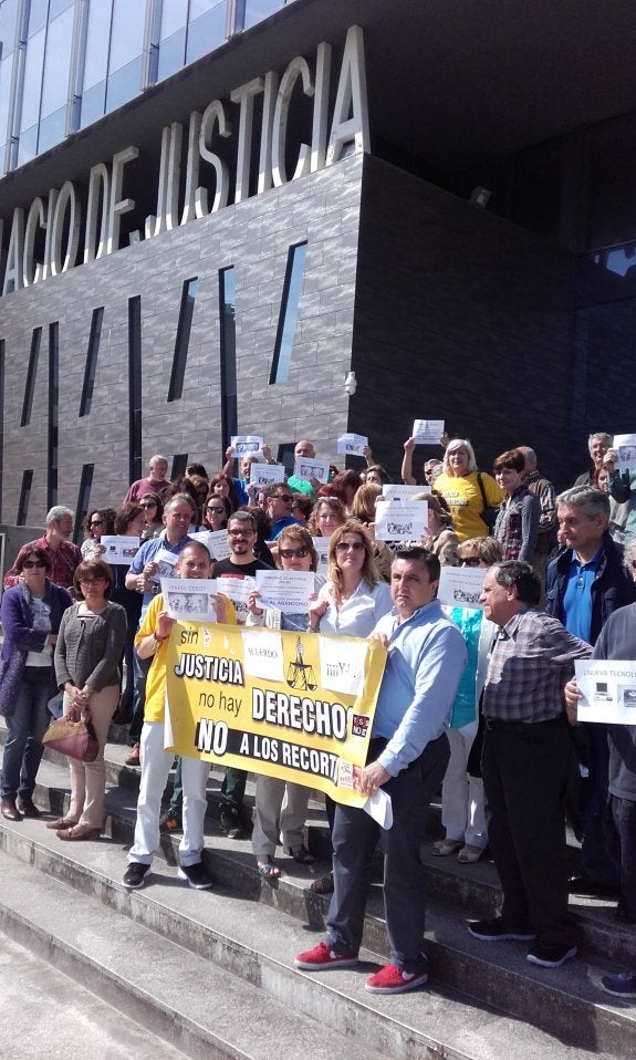 Un grupo de funcionarios de Justicia, durante su protesta ayer ante los juzgados gijoneses. 