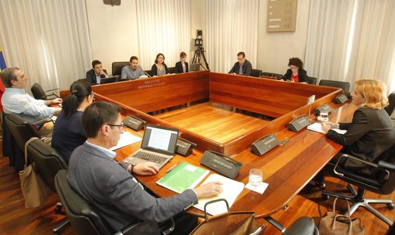 A la derecha, Yolanda Mínguez, subdirectora de Gestión del HUCA, en la comisión de investigación de listas de espera en la sesión matinal de ayer. 