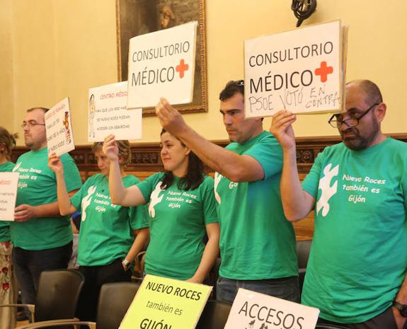 Los vecinos de Nuevo Roces volvieron a protestar en el Pleno. 