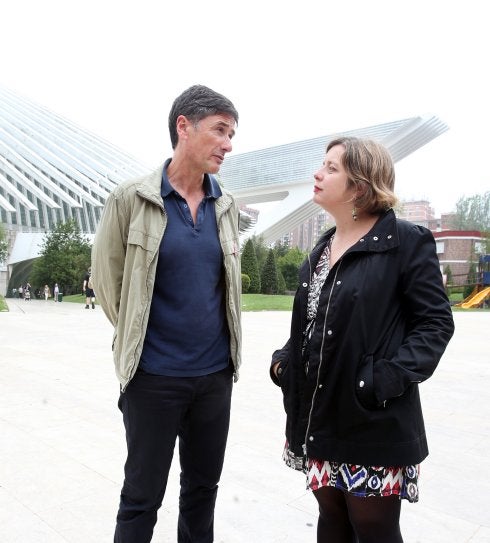 Enrique López, diputado de Podemos, junto a Ana Taboada. 