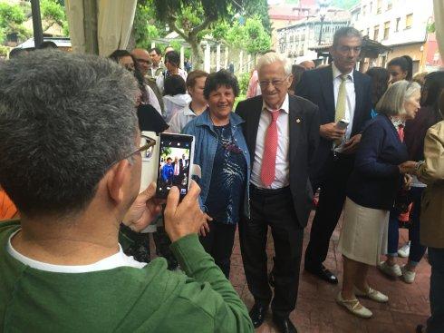 El Padre Ángel se fotografía con los vecinos de Ciaño. 