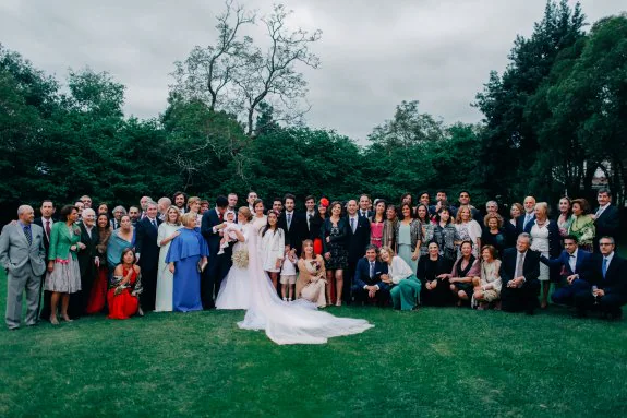 Virginia Heredia Sigüenza y Enrique Rodríguez Sainz-Pardo posan, ya casados, con su niña en brazos y rodeados de la numerosa familia de los Heredia.