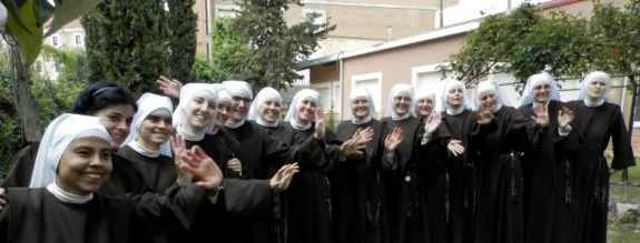 Un grupo de carmelitas samaritanas del Corazón de Jesús de Valladolid posan sonrientes en su comunidad religiosa. 
