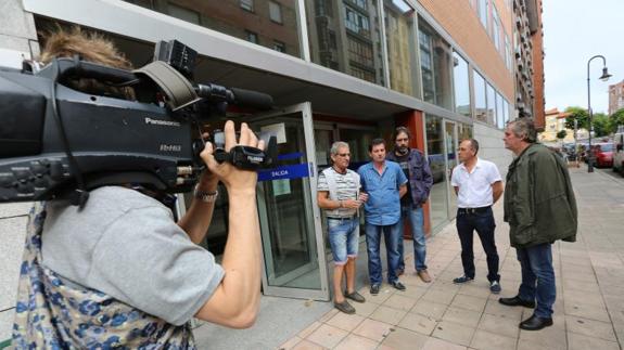 Los afectados, esta mañana a la puerta de los juzgados.