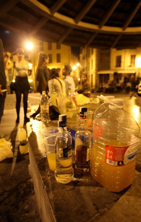 Jóvenes de botellón en la plaza del Paraguas. 