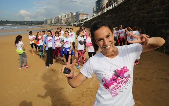 Paula Butragueño posa junto a las mujeres que acudieron al entrenamiento. 