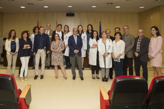 José Ramón Riera (tercero por la izquierda) junto a la cirujana Luzdivina Santamaría y Germán Juan Rijo, jefe de servicio Radioterapia Oncológica del HUCA. Detrás, Miguel Rodríguez, gerente del Área V; la alcaldesa, Carmen Moriyón, y la cirujana Desirée Díaz posan con los especialistas integrantes de la Unidad de Mama 'Bruno Salvadori' del Hospital de Cabueñes. 