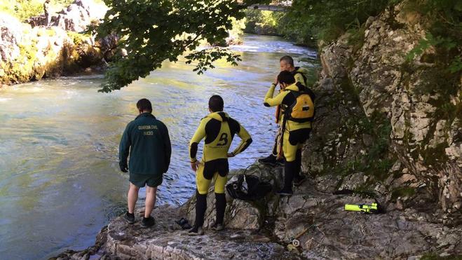 Efectivos de bomberos, en el rescate del cuerpo del pescador gijonés muerto. 