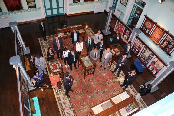 Parte de los participantes en el foro, durante su visita al Archivo de Indianos de Colombres, donde fueron recibidos por el alcalde de Ribadedeva, Jesús Bordás. 