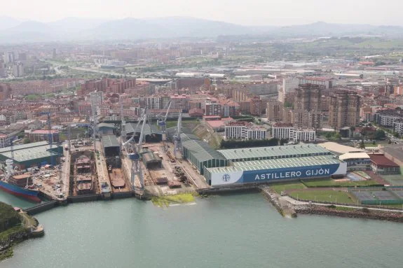 Vista aérea de las instalaciones de los astilleros Armón Gijón, en el barrio de El Natahoyo, que recuperaron la actividad en 2012. 