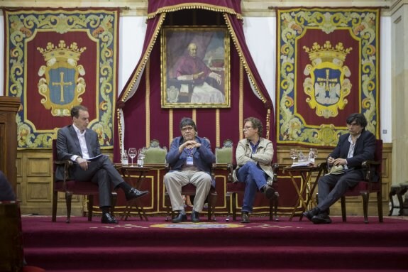 Ignacio del Valle, Luis Sepúlveda, Mario Jursich y Doménico Chiappe, en el paraninfo del edificio histórico de la Universidad de Oviedo. 