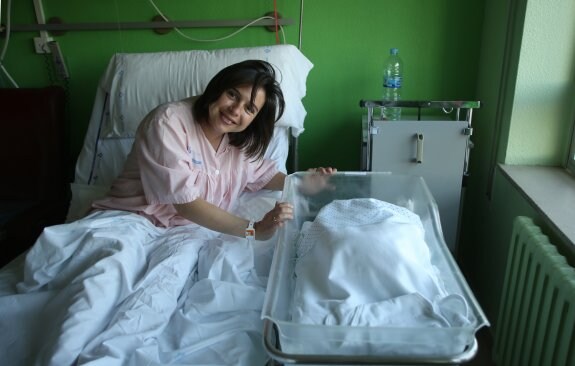 La aspirante Raquel Fernández, arropando a Mario en el Hospital de Cabueñes. 