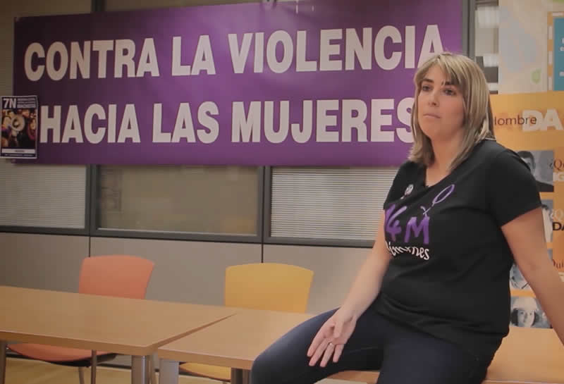 Na sienda de la igualdá, de la mano del feminismu