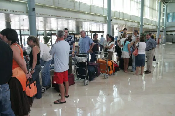 Imagen de archivo de un grupo de pasajeros a la espera en el aeropuerto de Asturias. 