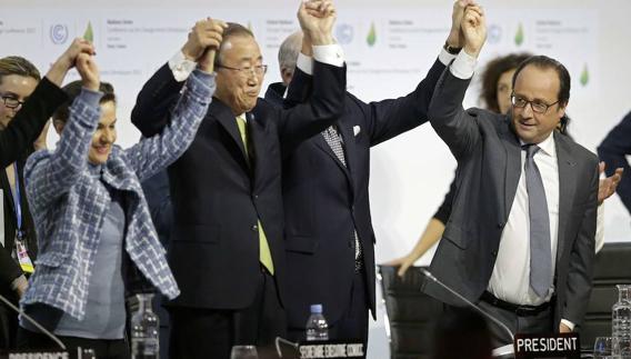 Desde la izquierda, la secretaria ejecutiva de la Convención Marco de Naciones Unidas sobre el Cambio, Climático (CMUCC), Christiana Figueres, el secretario general de Naciones Unidas, Ban Ki-moon, el ministro de Asuntos Exteriores francés, Laurent Fabius y el presidente de Francia, Francois Hollande durante la conferencia sobre el cambio climático celebrada en Francia en diciembre de 2015.