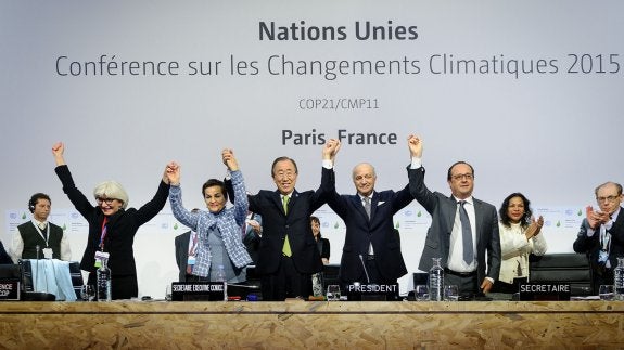 La economista Laurence Tubiana; Christiana Figueres, secretaria de la Convención de Cambio Climático; Ban Ki-moon, secretario general de  la ONU; Lauren Fabius, ministro de Exteriores de Francia, y Francois Hollande, presidente galo, celebran la aprobación del Acuerdo de París. 