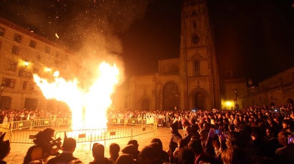 La hoguera del año pasado, en la plaza de la Catedral. 