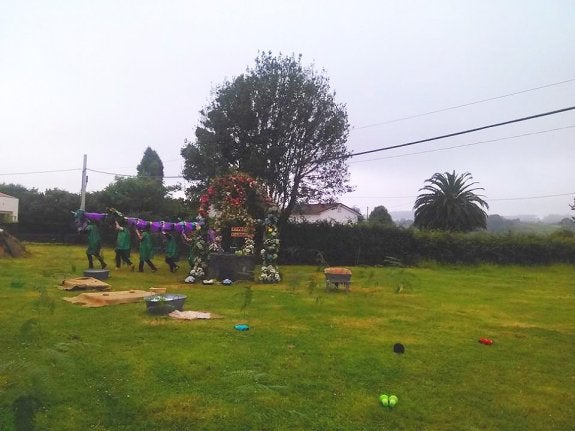 El Pozo del Cura, en San Jorge de Heres, engalanado. 