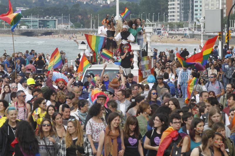 'Orgullosamente visibles', el lema de la jornada, se leía en la pancarta que abría la marcha.