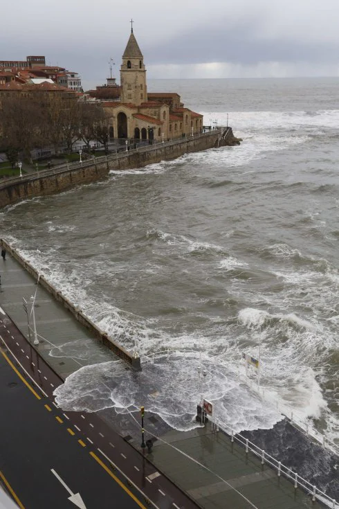 La mar, sobre el Muro, en Gijón, durante un temporal. 