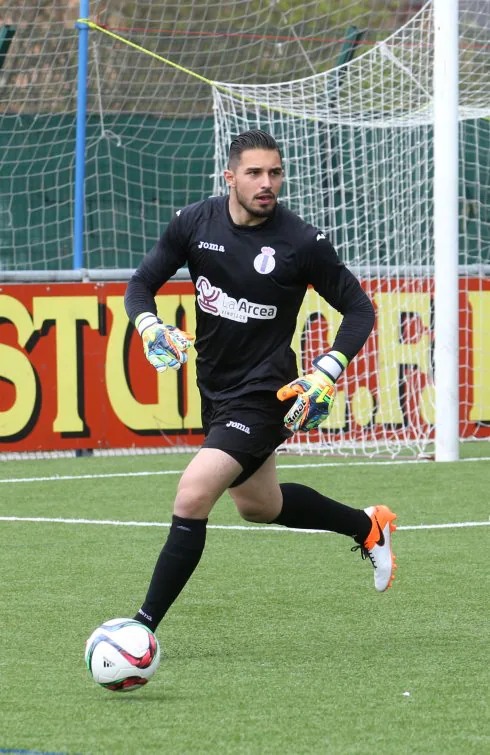 Lucas Anacker, en su debut con el Real Avilés en el Hermanos Llana.