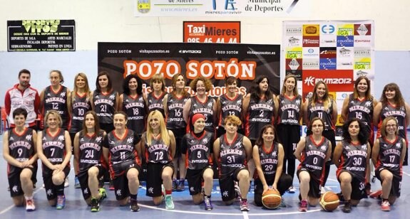 Las jugadoras de la Escuela de Madres del Baloncesto Villa de Mieres posan para la foto de la plantilla. 