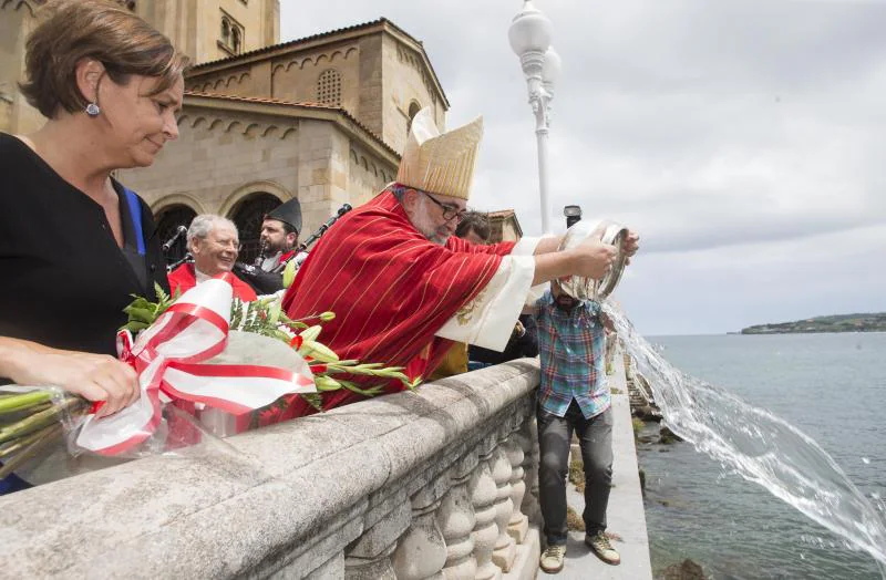 La alcaldesa de Gijón, Carmen Moriyón junto al arzobispo de Oviedo, Jesús Sanz Montes, durante la bendición de las aguas. 