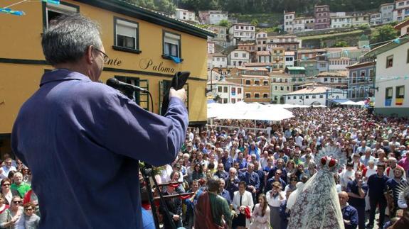 Cesáreo Marqués recita el sermón de L'Amuravela ante centenares de personas.