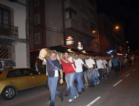 El Arbolón, de 35 metros, a su paso por la calle Uría de Cangas del Narcea. 